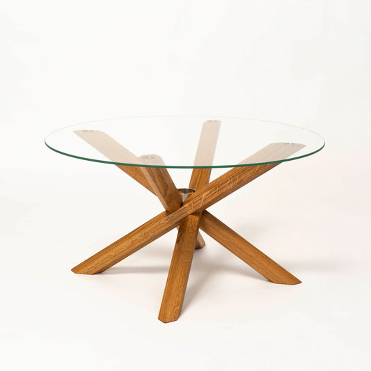 stiks Couchtisch mit Glasplatte, überkreuzte Beine aus massiver Eiche