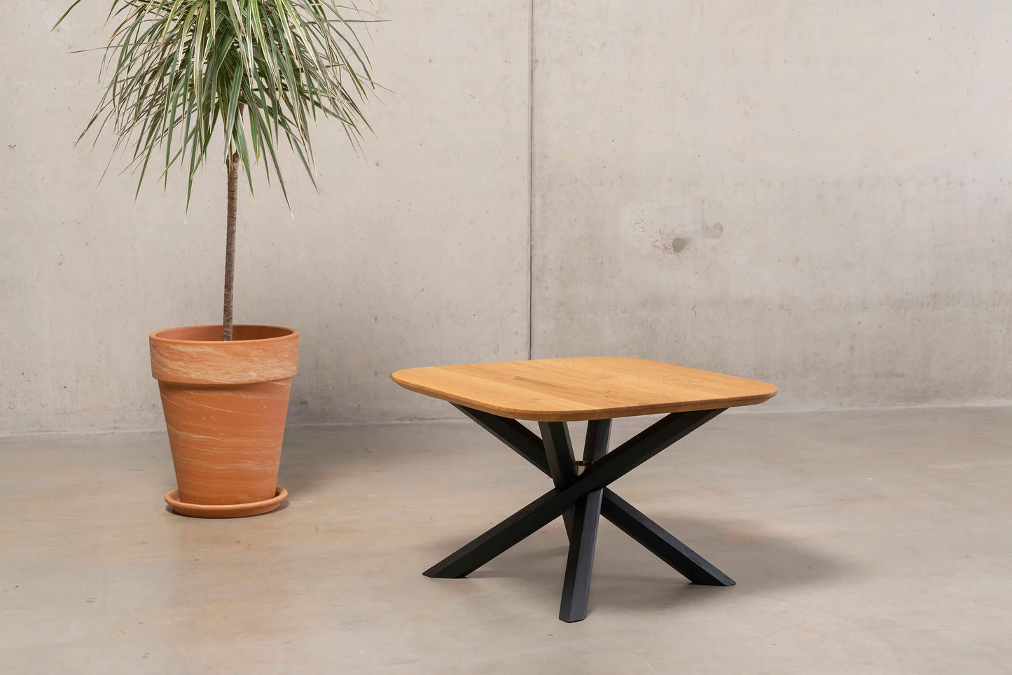 Couchtisch Eiche natur, sechseckige Profilbeine, minimalistische Form