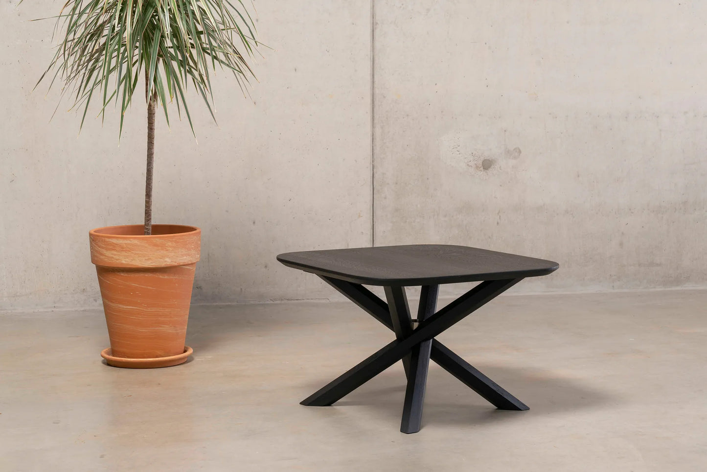 Couchtisch Eiche schwarz, sechseckige Profilbeine, minimalistische Form