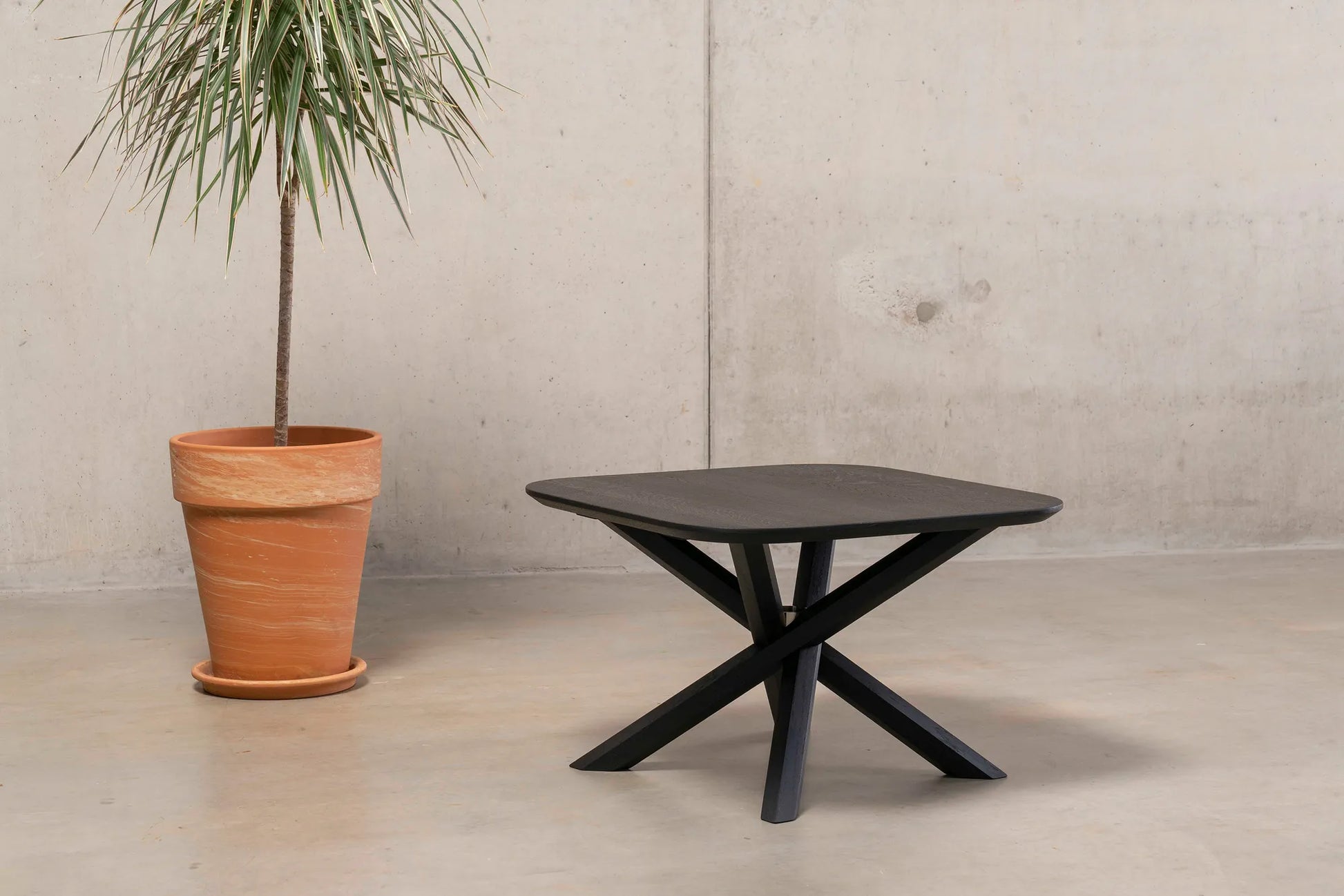 Couchtisch Eiche schwarz, sechseckige Profilbeine, minimalistische Form