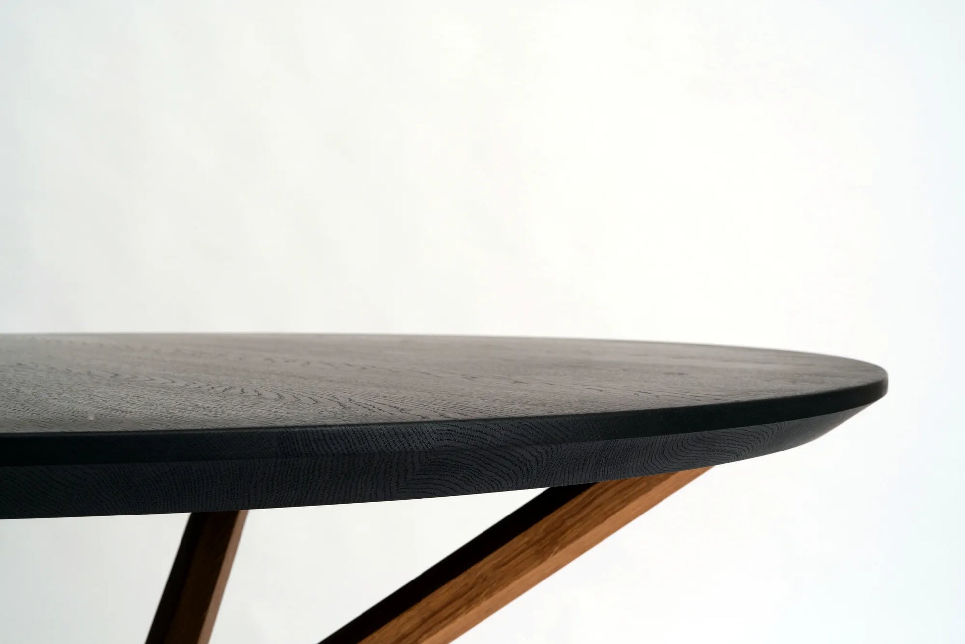 stiks Esstisch aus massiver Eiche, Detail Tischplatte geölt schwarz