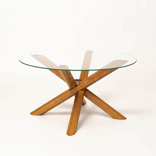 stiks Couchtisch mit Glasplatte, überkreuzte Beine aus massiver Eiche